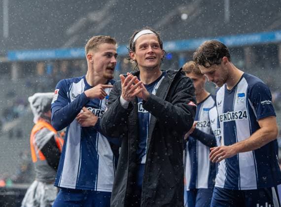 Fussball, Herren, Saison 2025 2026, 2. Bundesliga (8. Spieltag), Hertha BSC - SC Preußen Münster, v.l. Marten Winkler (Hertha BSC), Fabian Reese (Hertha BSC), Linus Gechter (Hertha BSC), Jubel nach Abpfiff, 04.10. 2025, Copyright: xSebastianxRäppold MatthiasxKochx