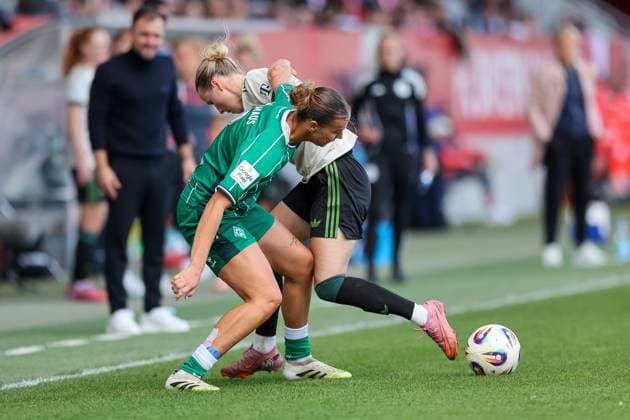Larissa Muehlhaus (SV Werder Bremen, 07) mit Ball mit Franziska Kett (FC Bayern Muenchen, 20), GER, FC Bayern Muenchen vs. SV Werder Bremen, Fussball, Google Pixel Frauen-Bundesliga, 5. Spieltag, Saison 2025 2026, 04.10.2025, DFL DFB REGULATIONS PROHIBIT ANY USE OF PHOTOGRAPHS as IMAGE SEQUENCES and or QUASI-VIDEO, GER, FC Bayern Muenchen vs. SV Werder Bremen, Fussball, Google Pixel Frauen-Bundesliga, 5. Spieltag, Saison 2025 2026, 04.10.2025 Muenchen Copyright: xEibner-Pressefoto JennixMaulx EP_JML