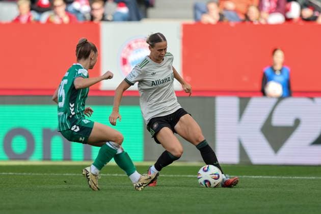 Klara Buehl (FC Bayern Muenchen, 17) mit Ball mit Michelle Weiss (SV Werder Bremen, 15), GER, FC Bayern Muenchen vs. SV Werder Bremen, Fussball, Google Pixel Frauen-Bundesliga, 5. Spieltag, Saison 2025 2026, 04.10.2025, DFL DFB REGULATIONS PROHIBIT ANY USE OF PHOTOGRAPHS as IMAGE SEQUENCES and or QUASI-VIDEO, GER, FC Bayern Muenchen vs. SV Werder Bremen, Fussball, Google Pixel Frauen-Bundesliga, 5. Spieltag, Saison 2025 2026, 04.10.2025 Muenchen Copyright: xEibner-Pressefoto JennixMaulx EP_JML