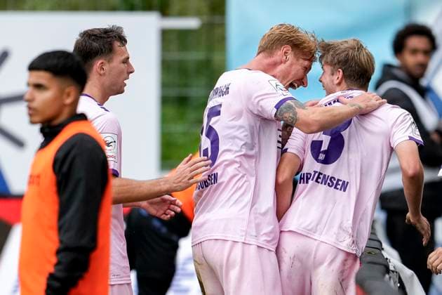 v.li.: Robin Meißner (Meissner, Osnabrück, 11), Bjarke Jacobsen (Osnabrück, 15), Torschütze Frederik Christensen (Osnabrück, 3), Spieler vom VfL Osnabrück, jubeln über das Tor zum 1:3, Jubel, Torjubel, Torerfolg, celebrate the goal, goal, celebration, jubelt ueber das Tor, Freuen, Freude, freut sich, optimistisch, positiv, Spielszene, Highlight, Action, Aktion, 04.10.2025, Mannheim (Deutschland), Fussball, 3. Liga, SV Waldhof Mannheim - VfL Osnabrück, DFB DFL REGULATIONS PROHIBIT ANY USE OF PHOTOGRAPHS AS IMAGE SEQUENCES AND OR QUASI-VIDEO.