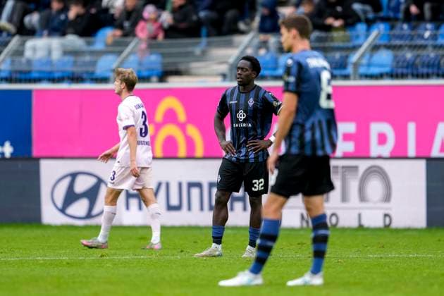 v.li.: Kennedy Onyedika Okpala (SVWM, 32), Maximilian Thalhammer (SVWM, 8), Spieler vom SV Waldhof Mannheim (SVWM), enttäuscht schauend, Enttäuschung, Frustration, disappointed, pessimistisch, nach dem Gegentor zum 1:3, Action, Aktion, Spielszene, 04.10.2025, Mannheim (Deutschland), Fussball, 3. Liga, SV Waldhof Mannheim - VfL Osnabrück, DFB DFL REGULATIONS PROHIBIT ANY USE OF PHOTOGRAPHS AS IMAGE SEQUENCES AND OR QUASI-VIDEO.