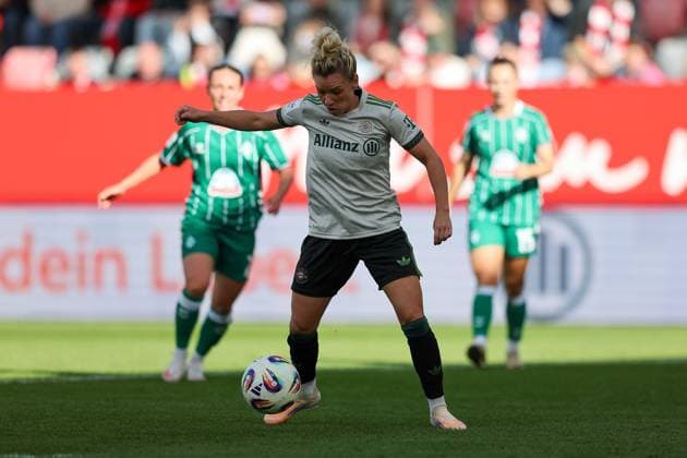Linda Dallmann (FC Bayern Muenchen, 10), GER, FC Bayern Muenchen vs. SV Werder Bremen, Fussball, Google Pixel Frauen-Bundesliga, 5. Spieltag, Saison 2025 2026, 04.10.2025, DFL DFB REGULATIONS PROHIBIT ANY USE OF PHOTOGRAPHS as IMAGE SEQUENCES and or QUASI-VIDEO, GER, FC Bayern Muenchen vs. SV Werder Bremen, Fussball, Google Pixel Frauen-Bundesliga, 5. Spieltag, Saison 2025 2026, 04.10.2025 Muenchen Copyright: xEibner-Pressefoto JennixMaulx EP_JML
