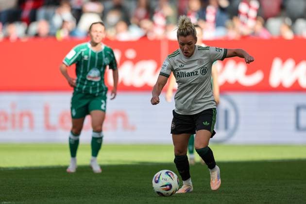Linda Dallmann (FC Bayern Muenchen, 10) Schuss zum Tor zum 3:0, GER, FC Bayern Muenchen vs. SV Werder Bremen, Fussball, Google Pixel Frauen-Bundesliga, 5. Spieltag, Saison 2025 2026, 04.10.2025, DFL DFB REGULATIONS PROHIBIT ANY USE OF PHOTOGRAPHS as IMAGE SEQUENCES and or QUASI-VIDEO, GER, FC Bayern Muenchen vs. SV Werder Bremen, Fussball, Google Pixel Frauen-Bundesliga, 5. Spieltag, Saison 2025 2026, 04.10.2025 Muenchen Copyright: xEibner-Pressefoto JennixMaulx EP_JML
