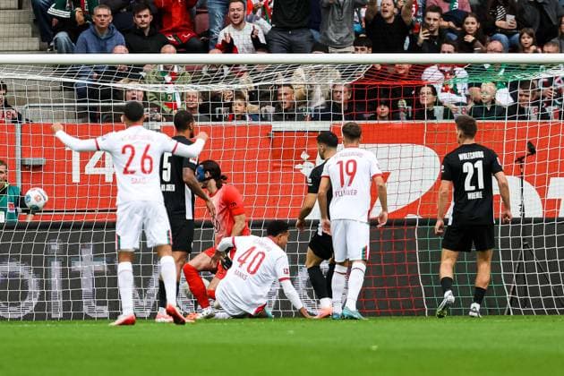 Tor fuer Augsburg 1:0 durch Noahkai Banks (FC Augsburg 40) Jubel im Team. GER, FC Augsburg vs. VfL Wolfsburg, 1.Bundesliga Fussball, 06. Spieltag, Saison 2025 2026, 04.10.2025 DFB DFL REGULATIONS PROHIBIT ANY USE OF PHOTOGRAPHS AS IMAGE SEQUENCES AND OR QUASI-VIDEO GER, FC Augsburg vs. VfL Wolfsburg, 1.Bundesliga Fussball, 06. Spieltag, Saison 2025 2026, 04.10.2025 Augsburg Copyright: xEibner-Pressefoto RogerxBuerkex EP_RBE