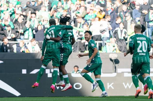 Tor zum 1:0 Samuel Mbangula (SV Werder Bremen, 07) jubelt Jubel mit Justin Njinmah (SV Werder Bremen, 11), Yukinari Sugawara (SV Werder Bremen, 03), GER, SV Werder Bremen vs FC St. Pauli, Fussball, Bundesliga, Spieltag 6, Saison 2025 2026, 04.10.2025 DFL REGULATIONS PROHIBIT ANY USE OF PHOTOGRAPHS AS IMAGE SEQUENCES AND OR QUASI-VIDEO GER, SV Werder Bremen vs FC St. Pauli, Fussball, Bundesliga, Spieltag 6, Saison 2025 2026, 04.10.2025 Bremen Copyright: xEibner-Pressefoto MaxxVincenx EP_MVN