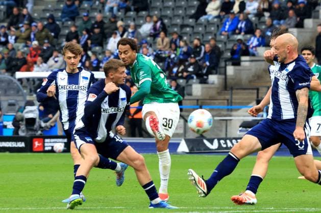DEU, DFL, 2. FBL, Hertha BSC vs. Preussen Muenster, 04.10.2025, Berliner Olympiastadion, Berlin, DEU, DFL, 2. FBL, Hertha BSC vs. Preussen Muenster, im Bild 2:1 durch Etienne Amenyido (Preussen Muenster 30), Michael Cuisance (Hertha BSC Berlin 10), Maurice Krattenmacher (Hertha BSC Berlin 14), Toni Leistner (Hertha BSC Berlin 37) DFL - regulations prohibit any use of Photographs as image sequences and or quasi-video