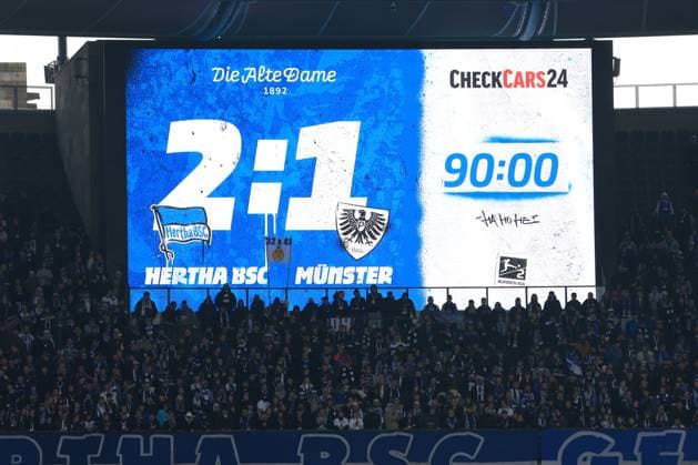 DEU, DFL, 2. FBL, Hertha BSC vs. Preussen Muenster, 04.10.2025, Berliner Olympiastadion, Berlin, DEU, DFL, 2. FBL, Hertha BSC vs. Preussen Muenster, im Bild Anzeigetafel mit dem Endergebnis, 2:1 DFL - regulations prohibit any use of Photographs as image sequences and or quasi-video