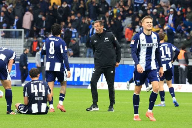 DEU, DFL, 2. FBL, Hertha BSC vs. Preussen Muenster, 04.10.2025, Berliner Olympiastadion, Berlin, DEU, DFL, 2. FBL, Hertha BSC vs. Preussen Muenster, im Bild Co-Trainer Andre Mijatovic (Hertha BSC Berlin), Kevin Sessa (Hertha BSC Berlin 8), Linus Gechter (Hertha BSC Berlin 44), Marten Winkler (Hertha BSC Berlin 22) DFL - regulations prohibit any use of Photographs as image sequences and or quasi-video