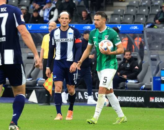 DEU, DFL, 2. FBL, Hertha BSC vs. Preussen Muenster, 04.10.2025, Berliner Olympiastadion, Berlin, DEU, DFL, 2. FBL, Hertha BSC vs. Preussen Muenster, im Bild Fabian Reese (Hertha BSC Berlin 11), Yassine Bouchama (Preussen Muenster 5) DFL - regulations prohibit any use of Photographs as image sequences and or quasi-video