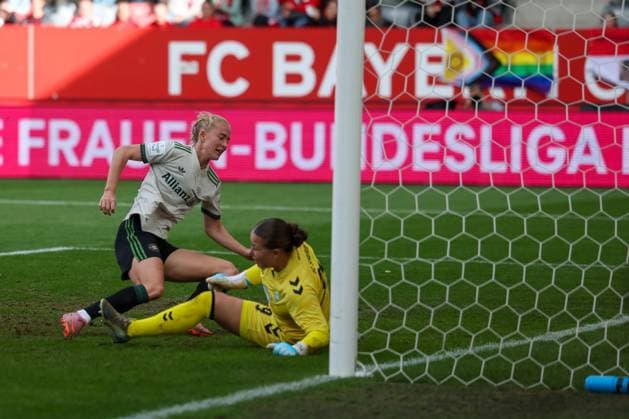 Tor zum 4:0 durch Lea Schueller (FC Bayern Muenchen, 11), mit Mariella El Sherif (SV Werder Bremen, 39), GER, FC Bayern Muenchen vs. SV Werder Bremen, Fussball, Google Pixel Frauen-Bundesliga, 5. Spieltag, Saison 2025 2026, 04.10.2025, D FL DFB REGULATIONS PROHIBIT ANY USE OF PHOTOGRAPHS as IMAGE SEQUENCES and or QUASI-VIDEO, GER, FC Bayern Muenchen vs. SV Werder Bremen, Fussball, Google Pixel Frauen-Bundesliga, 5. Spieltag, Saison 2025 2026, 04.10.2025 Muenchen Copyright: xEibner-Pressefoto JennixMaulx EP_JML