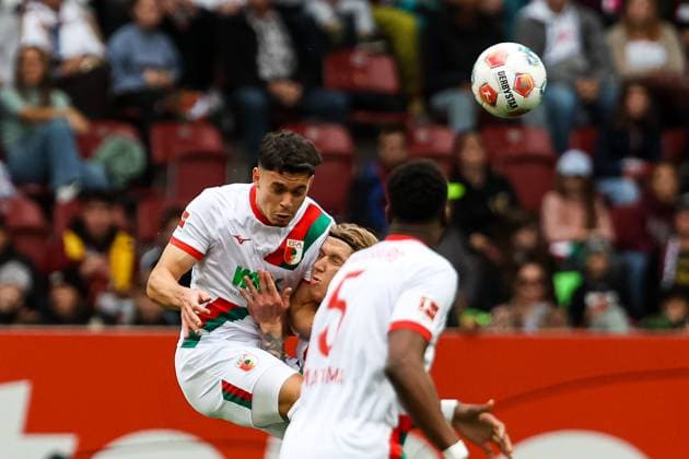 Kopfball von Mert Koemuer (FC Augsburg 36), Kristijan Jakic (FC Augsburg 17) GER, FC Augsburg vs. VfL Wolfsburg, 1.Bundesliga Fussball, 06. Spieltag, Saison 2025 2026, 04.10.2025 DFB DFL REGULATIONS PROHIBIT ANY USE OF PHOTOGRAPHS AS IMAGE SEQUENCES AND OR QUASI-VIDEO GER, FC Augsburg vs. VfL Wolfsburg, 1.Bundesliga Fussball, 06. Spieltag, Saison 2025 2026, 04.10.2025 Augsburg Copyright: xEibner-Pressefoto RogerxBuerkex EP_RBE