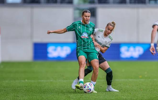 DEU, München, FC Bayern München vs Werder Bremen, Google Pixel Frauen Bundesliga, DFB, Saison 2526, FC Bayern Campus, 5. Spieltag im Bild v.l.n.r: Larissa Mühlhaus (Werder Bremen 7), Giulia Gwinn (Bayern München 7), Zweikampf DFB DFL REGULATIONS PROHIBIT ANY USE OF PHOTOGRAPHS AS IMAGE SEQUENCES AND OR QUASI-VIDEO, 04.10.2025, Copyright: HMBxMedia HendrikxHamelau