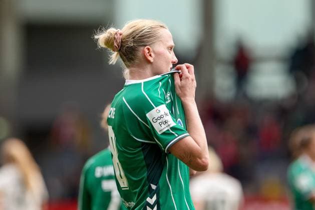 Lina Hausicke (SV Werder Bremen, 18) enttäuscht über die Niederlage, Enttäuschung nach dem Schlusspfiff, Abpfiff, Highlight, Verlierer, verloren, Frustration, pessimistisch, Portrait, Nahaufnahme, Einzelfoto, Einzelbild, DIE DFB-RICHTLINIEN UNTERSAGEN JEGLICHE NUTZUNG VON FOTOS ALS SEQUENZBILDER UND ODER VIDEOÄHNLICHE FOTOSTRECKEN. DFB REGULATIONS PROHIBIT ANY USE OF PHOTOGRAPHS AS IMAGE SEQUENCES AND OR QUASI-VIDEO., 04.10.2025, München (Deutschland), Fussball, Google Pixel Frauen-Bundesliga, FC Bayern München - SV Werder Bremen