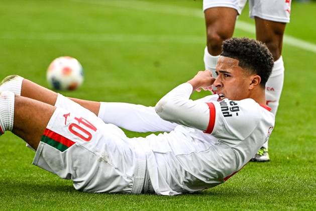GER, 1. FBL, FC Augsburg vs VfL Wolfsburg 04.10.2025, WWK-Arena, Augsburg, GER, 1. FBL, FC Augsburg vs VfL Wolfsburg, im Bild Noahkai Banks (FC Augsburg, 40) wurde im Gesicht getroffen, Foul