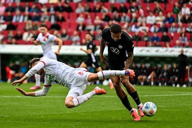 Sport Bilder des Tages GER, 1. FBL, FC Augsburg vs VfL Wolfsburg 04.10.2025, WWK-Arena, Augsburg, GER, 1. FBL, FC Augsburg vs VfL Wolfsburg, im Bild Vini Souza (VfL Wolfsburg, 5) erkaempft den Ball gegen Elvis Rexhbecaj (FC Augsburg, 8)