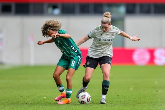 Alara Sehitler (FC Bayern Muenchen, 14) mit Amira Arfaoui (SV Werder Bremen, 08), GER, FC Bayern Muenchen vs. SV Werder Bremen, Fussball, Google Pixel Frauen-Bundesliga, 5. Spieltag, Saison 2025 2026, 04.10.2025, DFL DFB REGULATIONS PROHIBIT ANY USE OF PHOTOGRAPHS as IMAGE SEQUENCES and or QUASI-VIDEO, GER, FC Bayern Muenchen vs. SV Werder Bremen, Fussball, Google Pixel Frauen-Bundesliga, 5. Spieltag, Saison 2025 2026, 04.10.2025 Muenchen Copyright: xEibner-Pressefoto JennixMaulx EP_JML