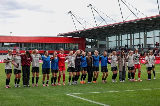 Die Mannschaft des FC Bayern Muenchen feiert den Sieg mit den Fans, GER, FC Bayern Muenchen vs. SV Werder Bremen, Fussball, Google Pixel Frauen-Bundesliga, 5. Spieltag, Saison 2025 2026, 04.10.2025, DFL DFB REGULATIONS PROHIBIT ANY USE OF PHOTOGRAPHS as IMAGE SEQUENCES and or QUASI-VIDEO, GER, FC Bayern Muenchen vs. SV Werder Bremen, Fussball, Google Pixel Frauen-Bundesliga, 5. Spieltag, Saison 2025 2026, 04.10.2025 Muenchen Copyright: xEibner-Pressefoto JennixMaulx EP_JML