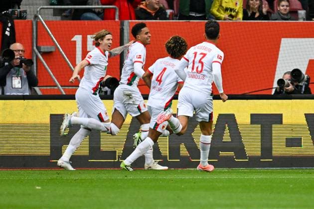 GER, Bayern, Augsburg, Fussball, FC Augsburg - VfL Wolfsburg, in der WWK Arena, Augsburg, 6. Spieltag, 04.10.25, v.l. Kristijan Jakic (FC Augsburg, 17), Noahkai Banks (FC Augsburg, 40), Han Noah Massengo (FC Augsburg, 4), Dimitrios Giannoulis (FC Augsburg, 13), FC Augsburg Torjubel DFL DFB regulations prohibit any use of photographs as image sequences and or quasi-video, Copyright: HMB-Media MichaelxNibel