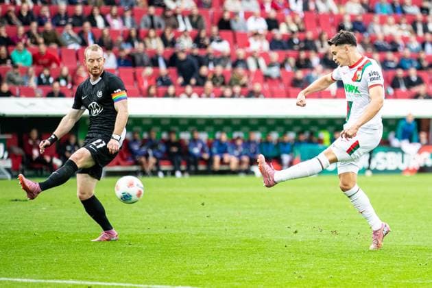 Schuss von Fabian Rieder (FC Augsburg 32) geblockt von Maximilian Arnold (VFL Wolfsburg, 27) GER, FC Augsburg vs. VfL Wolfsburg, 1.Bundesliga Fussball, 06. Spieltag, Saison 2025 2026, 04.10.2025 DFB DFL REGULATIONS PROHIBIT ANY USE OF PHOTOGRAPHS AS IMAGE SEQUENCES AND OR QUASI-VIDEO GER, FC Augsburg vs. VfL Wolfsburg, 1.Bundesliga Fussball, 06. Spieltag, Saison 2025 2026, 04.10.2025 Augsburg Copyright: xEibner-Pressefoto RogerxBuerkex EP_RBE