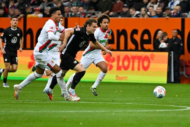 GER, Bayern, Augsburg, Fussball, FC Augsburg - VfL Wolfsburg, in der WWK Arena, Augsburg, 6. Spieltag, 04.10.25, v.l. Noahkai Banks (FC Augsburg, 40), Mattias Svanberg (VfL Wolfsburg, 32), im Zweikampf DFL DFB regulations prohibit any use of photographs as image sequences and or quasi-video, Copyright: HMB-Media MichaelxNibel