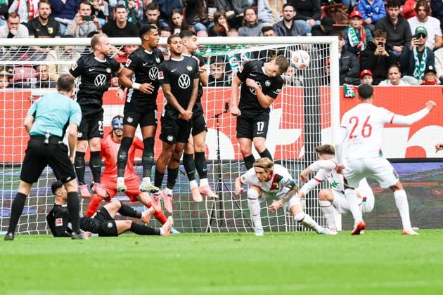 Freistoss von Elias Saad (FC Augsburg 26) gegen die Mauer von Wolfsburg. Dzenan Pejcinovic (VFL Wolfsburg, 17), Kristijan Jakic (FC Augsburg 17), Kamil Grabara (VFL Wolfsburg, 01) GER, FC Augsburg vs. VfL Wolfsburg, 1.Bundesliga Fussball, 06. Spieltag, Saison 2025 2026, 04.10.2025 DFB DFL REGULATIONS PROHIBIT ANY USE OF PHOTOGRAPHS AS IMAGE SEQUENCES AND OR QUASI-VIDEO GER, FC Augsburg vs. VfL Wolfsburg, 1.Bundesliga Fussball, 06. Spieltag, Saison 2025 2026, 04.10.2025 Augsburg Copyright: xEibner-Pressefoto RogerxBuerkex EP_RBE
