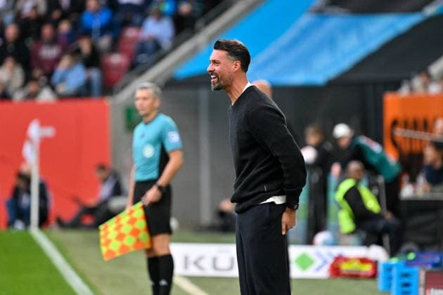 GER, Bayern, Augsburg, Fussball, FC Augsburg - VfL Wolfsburg, in der WWK Arena, Augsburg, 6. Spieltag, 04.10.25, v.l. Sandro Wagner (FC Augsburg, Trainer), schreit in das Spielfeld, Emotionen, Frust DFL DFB regulations prohibit any use of photographs as image sequences and or quasi-video, Copyright: HMB-Media MichaelxNibel