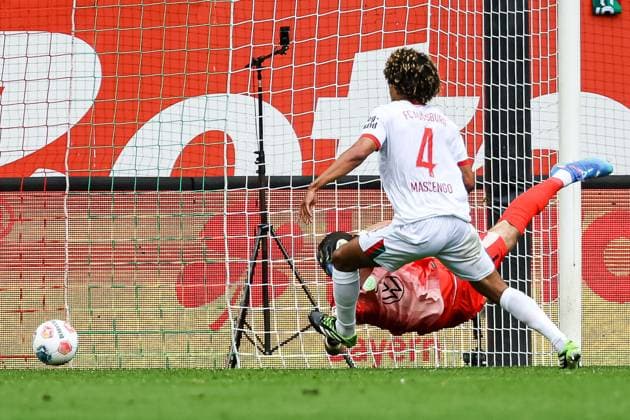 Torchance fuer Han Noah Massengo (FC Augsburg 04), Kamil Grabara (VFL Wolfsburg, 01) in Aktion GER, FC Augsburg vs. VfL Wolfsburg, 1.Bundesliga Fussball, 06. Spieltag, Saison 2025 2026, 04.10.2025 DFB DFL REGULATIONS PROHIBIT ANY USE OF PHOTOGRAPHS AS IMAGE SEQUENCES AND OR QUASI-VIDEO GER, FC Augsburg vs. VfL Wolfsburg, 1.Bundesliga Fussball, 06. Spieltag, Saison 2025 2026, 04.10.2025 Augsburg Copyright: xEibner-Pressefoto RogerxBuerkex EP_RBE