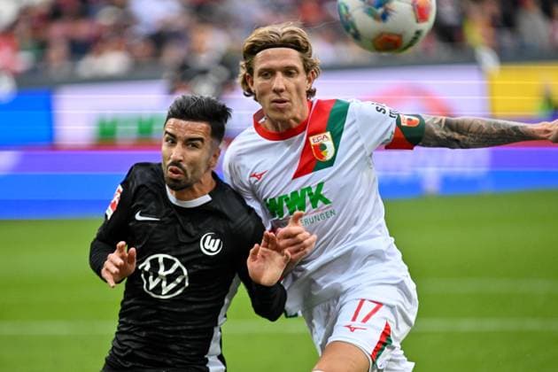 GER, Bayern, Augsburg, Fussball, FC Augsburg - VfL Wolfsburg, in der WWK Arena, Augsburg, 6. Spieltag, 04.10.25, v.l. Mohammed Amoura (VfL Wolfsburg, 9), Kristijan Jakic (FC Augsburg, 17), Zweikampf um den Ball DFL DFB regulations prohibit any use of photographs as image sequences and or quasi-video, Copyright: HMB-Media MichaelxNibel