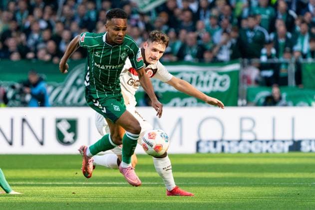 Felix Agu (SV Werder Bremen, 27) im Dribbling gegen Arkadiusz Pyrka (FC St. Pauli, 11), GER, SV Werder Bremen vs FC St. Pauli, Fussball, Bundesliga, Spieltag 6, Saison 2025 2026, 04.10.2025 DFL REGULATIONS PROHIBIT ANY USE OF PHOTOGRAPHS AS IMAGE SEQUENCES AND OR QUASI-VIDEO GER, SV Werder Bremen vs FC St. Pauli, Fussball, Bundesliga, Spieltag 6, Saison 2025 2026, 04.10.2025 Bremen Copyright: xEibner-Pressefoto MaxxVincenx EP_MVN