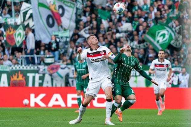Eric Smith (FC St. Pauli, 08) im Zweikampf, Kampf um den Ball mit Romano Schmid (SV Werder Bremen, 20), GER, SV Werder Bremen vs FC St. Pauli, Fussball, Bundesliga, Spieltag 6, Saison 2025 2026, 04.10.2025 DFL REGULATIONS PROHIBIT ANY USE OF PHOTOGRAPHS AS IMAGE SEQUENCES AND OR QUASI-VIDEO GER, SV Werder Bremen vs FC St. Pauli, Fussball, Bundesliga, Spieltag 6, Saison 2025 2026, 04.10.2025 Bremen Copyright: xEibner-Pressefoto MaxxVincenx EP_MVN