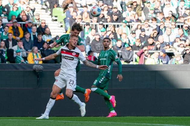 Jens Stage (SV Werder Bremen, 06) Kopfball Duell gegen Jens Stage (SV Werder Bremen, 06), GER, SV Werder Bremen vs FC St. Pauli, Fussball, Bundesliga, Spieltag 6, Saison 2025 2026, 04.10.2025 DFL REGULATIONS PROHIBIT ANY USE OF PHOTOGRAPHS AS IMAGE SEQUENCES AND OR QUASI-VIDEO GER, SV Werder Bremen vs FC St. Pauli, Fussball, Bundesliga, Spieltag 6, Saison 2025 2026, 04.10.2025 Bremen Copyright: xEibner-Pressefoto MaxxVincenx EP_MVN