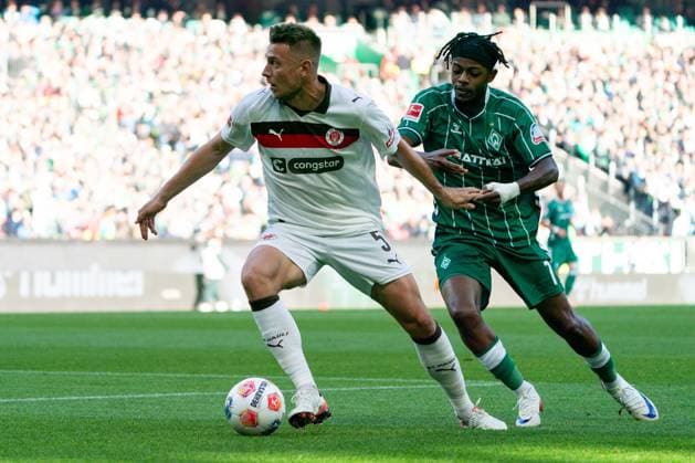 Hauke Wahl (FC St. Pauli, 05) im Dribbling gegen Samuel Mbangula (SV Werder Bremen, 07), GER, SV Werder Bremen vs FC St. Pauli, Fussball, Bundesliga, Spieltag 6, Saison 2025 2026, 04.10.2025 DFL REGULATIONS PROHIBIT ANY USE OF PHOTOGRAPHS AS IMAGE SEQUENCES AND OR QUASI-VIDEO GER, SV Werder Bremen vs FC St. Pauli, Fussball, Bundesliga, Spieltag 6, Saison 2025 2026, 04.10.2025 Bremen Copyright: xEibner-Pressefoto MaxxVincenx EP_MVN