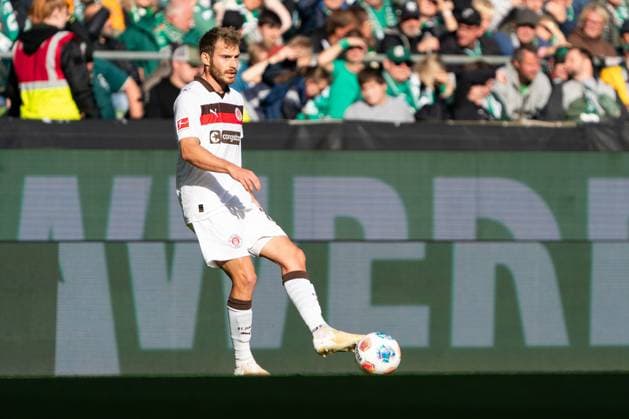 Lars Ritzka (FC St. Pauli, 21) Pass, GER, SV Werder Bremen vs FC St. Pauli, Fussball, Bundesliga, Spieltag 6, Saison 2025 2026, 04.10.2025 DFL REGULATIONS PROHIBIT ANY USE OF PHOTOGRAPHS AS IMAGE SEQUENCES AND OR QUASI-VIDEO GER, SV Werder Bremen vs FC St. Pauli, Fussball, Bundesliga, Spieltag 6, Saison 2025 2026, 04.10.2025 Bremen Copyright: xEibner-Pressefoto MaxxVincenx EP_MVN