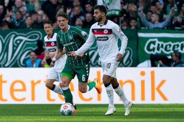 Danel Sinani (FC St. Pauli, 10) im Dribbling gegen Jens Stage (SV Werder Bremen, 06), GER, SV Werder Bremen vs FC St. Pauli, Fussball, Bundesliga, Spieltag 6, Saison 2025 2026, 04.10.2025 DFL REGULATIONS PROHIBIT ANY USE OF PHOTOGRAPHS AS IMAGE SEQUENCES AND OR QUASI-VIDEO GER, SV Werder Bremen vs FC St. Pauli, Fussball, Bundesliga, Spieltag 6, Saison 2025 2026, 04.10.2025 Bremen Copyright: xEibner-Pressefoto MaxxVincenx EP_MVN