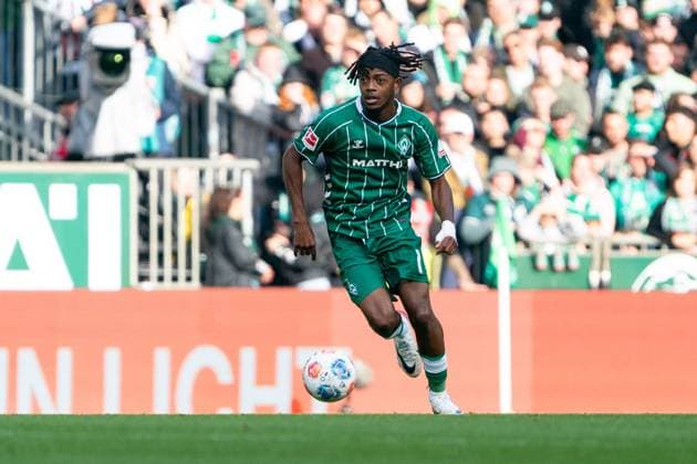 Samuel Mbangula (SV Werder Bremen, 07) im Dribbling, Einzelbild, Einzelfoto, Portrait, Portraet, Freisteller, GER, SV Werder Bremen vs FC St. Pauli, Fussball, Bundesliga, Spieltag 6, Saison 2025 2026, 04.10.2025 DFL REGULATIONS PROHIBIT ANY USE OF PHOTOGRAPHS AS IMAGE SEQUENCES AND OR QUASI-VIDEO GER, SV Werder Bremen vs FC St. Pauli, Fussball, Bundesliga, Spieltag 6, Saison 2025 2026, 04.10.2025 Bremen Copyright: xEibner-Pressefoto MaxxVincenx EP_MVN