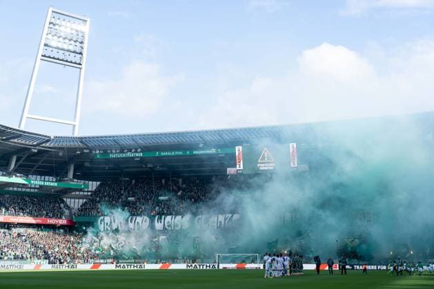Choreo, Transparent, Banner, Werder Fans vor Anpfiff, Pyrotechnik Bengalo Fans Ultras, GER, SV Werder Bremen vs FC St. Pauli, Fussball, Bundesliga, Spieltag 6, Saison 2025 2026, 04.10.2025 DFL REGULATIONS PROHIBIT ANY USE OF PHOTOGRAPHS AS IMAGE SEQUENCES AND OR QUASI-VIDEO GER, SV Werder Bremen vs FC St. Pauli, Fussball, Bundesliga, Spieltag 6, Saison 2025 2026, 04.10.2025 Bremen Copyright: xEibner-Pressefoto MaxxVincenx EP_MVN