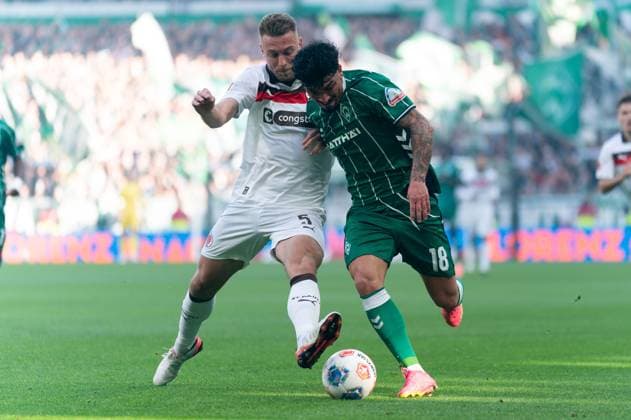 Cameron Puertas (SV Werder Bremen, 18) im Dribbling gegen Hauke Wahl (FC St. Pauli, 05), GER, SV Werder Bremen vs FC St. Pauli, Fussball, Bundesliga, Spieltag 6, Saison 2025 2026, 04.10.2025 DFL REGULATIONS PROHIBIT ANY USE OF PHOTOGRAPHS AS IMAGE SEQUENCES AND OR QUASI-VIDEO GER, SV Werder Bremen vs FC St. Pauli, Fussball, Bundesliga, Spieltag 6, Saison 2025 2026, 04.10.2025 Bremen Copyright: xEibner-Pressefoto MaxxVincenx EP_MVN