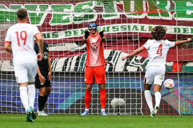 Tor fuer Augsburg 2:0 durch Mert Koemuer (FC Augsburg 36). Kamil Grabara (VFL Wolfsburg, 01) verzweifelt. Jubel bei Han Noah Massengo (FC Augsburg 04) GER, FC Augsburg vs. VfL Wolfsburg, 1.Bundesliga Fussball, 06. Spieltag, Saison 2025 2026, 04.10.2025 DFB DFL REGULATIONS PROHIBIT ANY USE OF PHOTOGRAPHS AS IMAGE SEQUENCES AND OR QUASI-VIDEo GER, FC Augsburg vs. VfL Wolfsburg, 1.Bundesliga Fussball, 06. Spieltag, Saison 2025 2026, 04.10.2025 Augsburg Copyright: xEibner-Pressefoto RogerxBuerkex EP_RBE