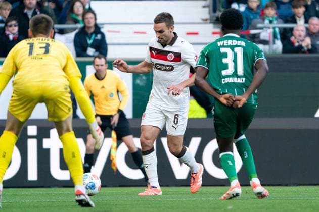 James Sands (FC St. Pauli, 06) im Strafraum am Ball, Torwart Karl Hein (SV Werder Bremen, 13) und Karim Coulibaly (SV Werder Bremen, 31), GER, SV Werder Bremen vs FC St. Pauli, Fussball, Bundesliga, Spieltag 6, Saison 2025 2026, 04.10.2025 DFL REGULATIONS PROHIBIT ANY USE OF PHOTOGRAPHS AS IMAGE SEQUENCES AND OR QUASI-VIDEO GER, SV Werder Bremen vs FC St. Pauli, Fussball, Bundesliga, Spieltag 6, Saison 2025 2026, 04.10.2025 Bremen Copyright: xEibner-Pressefoto MaxxVincenx EP_MVN