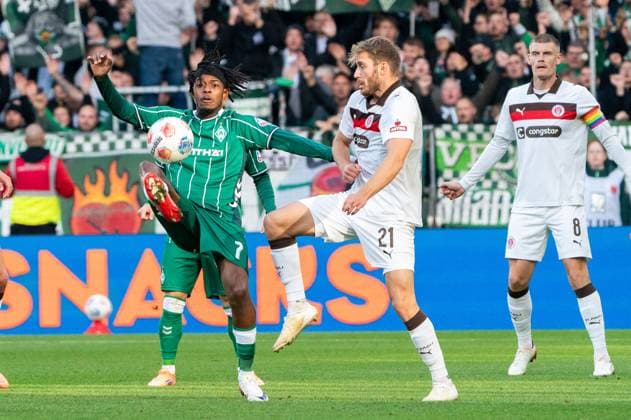 Samuel Mbangula (SV Werder Bremen, 07) im Zweikampf, Kampf um den Ball mit Lars Ritzka (FC St. Pauli, 21), GER, SV Werder Bremen vs FC St. Pauli, Fussball, Bundesliga, Spieltag 6, Saison 2025 2026, 04.10.2025 DFL REGULATIONS PROHIBIT ANY USE OF PHOTOGRAPHS AS IMAGE SEQUENCES AND OR QUASI-VIDEO GER, SV Werder Bremen vs FC St. Pauli, Fussball, Bundesliga, Spieltag 6, Saison 2025 2026, 04.10.2025 Bremen Copyright: xEibner-Pressefoto MaxxVincenx EP_MVN
