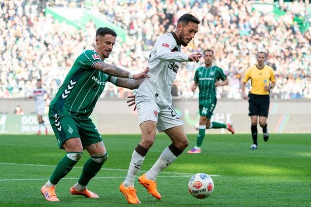 Mathias Pereira Lage (FC St. Pauli, 28) im Dribbling gegen Marco Friedl (SV Werder Bremen, 32), GER, SV Werder Bremen vs FC St. Pauli, Fussball, Bundesliga, Spieltag 6, Saison 2025 2026, 04.10.2025 DFL REGULATIONS PROHIBIT ANY USE OF PHOTOGRAPHS AS IMAGE SEQUENCES AND OR QUASI-VIDEO GER, SV Werder Bremen vs FC St. Pauli, Fussball, Bundesliga, Spieltag 6, Saison 2025 2026, 04.10.2025 Bremen Copyright: xEibner-Pressefoto MaxxVincenx EP_MVN