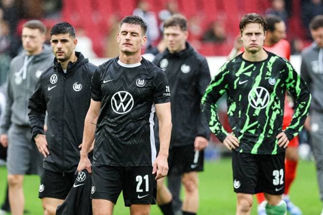 Endstand 3:1 der Fc Augsburg besiegt den VfL Wolfsburg. Grosse Enttaeuschung beim Team Wolfsburg. Joakim Maehle (VFL Wolfsburg, 21) macht die Augen zu. Mattias Svanberg (VFL Wolfsburg, 32), Konstantinos Koulierakis (VFL Wolfsburg, 04) GER, FC Augsburg vs. VfL Wolfsburg, 1.Bundesliga Fussball, 06. Spieltag, Saison 2025 2026, 04.10.2025 DFB DFL REGULATIONS PROHIBIT ANY USE OF PHOTOGRAPHS AS IMAGE SEQUENCES AND OR QUASI-VIDEO GER, FC Augsburg vs. VfL Wolfsburg, 1.Bundesliga Fussball, 06. Spieltag, Saison 2025 2026, 04.10.2025 Augsburg Copyright: xEibner-Pressefoto RogerxBuerkex EP_RBE
