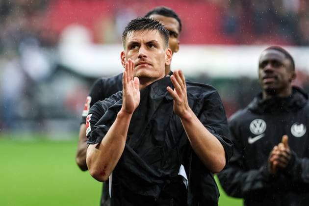 Endstand 3:1 der Fc Augsburg besiegt den VFL Wolfsburg. Grosse Enttaeuschung beim Team Wolfsburg. Joakim Maehle (VFL Wolfsburg, 21) GER, FC Augsburg vs. VfL Wolfsburg, 1.Bundesliga Fussball, 06. Spieltag, Saison 2025 2026, 04.10.2025 DFB DFL REGULATIONS PROHIBIT ANY USE OF PHOTOGRAPHS AS IMAGE SEQUENCES AND OR QUASI-VIDEO GER, FC Augsburg vs. VfL Wolfsburg, 1.Bundesliga Fussball, 06. Spieltag, Saison 2025 2026, 04.10.2025 Augsburg Copyright: xEibner-Pressefoto RogerxBuerkex EP_RBE