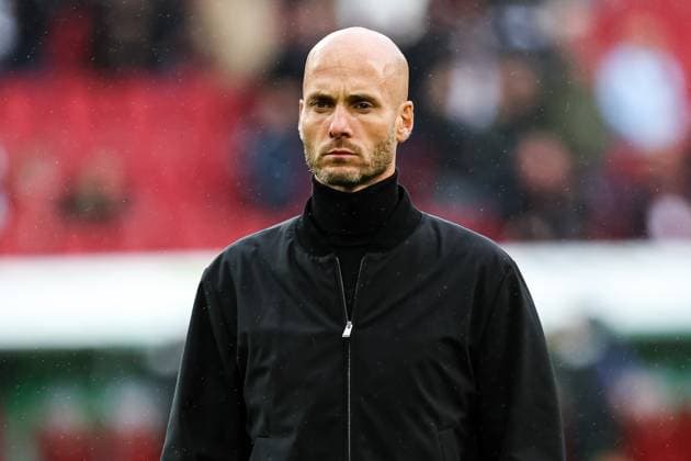 Endstand 3:1 der Fc Augsburg besiegt den VfL Wolfsburg. Grosse Enttaeuschung beim Team Wolfsburg. Paul Simonis (VFL Wolfsburg, Chef-Trainer) GER, FC Augsburg vs. VfL Wolfsburg, 1.Bundesliga Fussball, 06. Spieltag, Saison 2025 2026, 04.10.2025 DFB DFL REGULATIONS PROHIBIT ANY USE OF PHOTOGRAPHS AS IMAGE SEQUENCES AND OR QUASI-VIDEO GER, FC Augsburg vs. VfL Wolfsburg, 1.Bundesliga Fussball, 06. Spieltag, Saison 2025 2026, 04.10.2025 Augsburg Copyright: xEibner-Pressefoto RogerxBuerkex EP_RBE