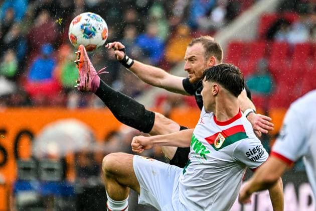 Sport Bilder des Tages GER, 1. FBL, FC Augsburg vs VfL Wolfsburg 04.10.2025, WWK-Arena, Augsburg, GER, 1. FBL, FC Augsburg vs VfL Wolfsburg, im Bild Kampf um den Ball, Maximilian Arnold (VfL Wolfsburg, 27), Mert Kömür Koemuer (FC Augsburg, 36)