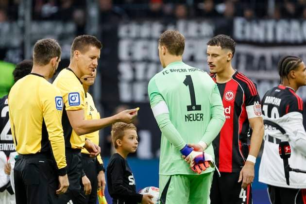 Schiedsrichter Daniel Siebert, Manuel Neuer (FC Bayern München, 01) und Robin Koch (Eintracht Frankfurt, 04) bei der Platzwahl , Deutschland, Fussball, 1. Bundesliga, 6.Spieltag, 2025 2026, Eintracht Frankfurt vs. FC Bayern München, 04.10.2025, Deutsche-Bank-Park, Frankfurt am Main, Deutschland Frankfurt am Main Deutsche-Bank-Park Hessen Deutschland Copyright: xGrantxHubbsx