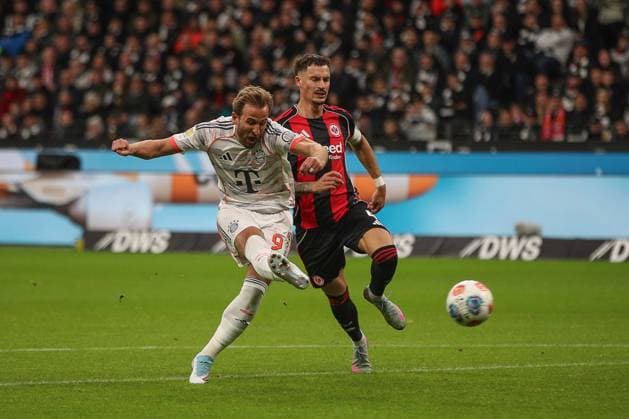 Harry Kane (FC Bayern Muenchen, 09) mit einem Torschuss Robin Koch (Eintracht Frankfurt, 04) daneben, GER, Eintracht Frankfurt vs. 1. FC Bayern Muenchen, 1. Bundesliga, 6. Spieltag, 2025 2026, 04.10.2025, DFL REGULATIONS PROHIBIT ANY USE OF PHOTOGRAPHS AS IMAGE SEQUENCES AND OR QUASI-VIDEO, GER, Eintracht Frankfurt vs. 1. FC Bayern Muenchen, 1. Bundesliga, 6. Spieltag, 2025 2026, 04.10.2025 Frankfurt Copyright: xEibner-Pressefoto JanxPrihodax EP_JPA