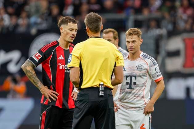 Robin Koch (Eintracht Frankfurt, 04), Schiedsrichter Daniel Siebert und Joshua Kimmich (FC Bayern München, 06) im Dialog , Deutschland, Fussball, 1. Bundesliga, 6.Spieltag, 2025 2026, Eintracht Frankfurt vs. FC Bayern München, 04.10.2025, Deutsche-Bank-Park, Frankfurt am Main, Deutschland Frankfurt am Main Deutsche-Bank-Park Hessen Deutschland Copyright: xGrantxHubbsx