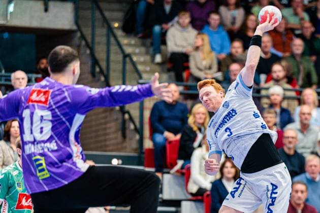 Sport Bilder des Tages v.l. Tibor Ivanisevic (GWD Minden, 16), Nicolai Theilinger (TBV Lemgo Lippe, 03) GER, GWD Minden vs. TBV Lemgo Lippe, Handball, 1. Bundesliga, 7. Spieltag, Spielzeit 2025 2026, 04.10.2025 GER, GWD Minden vs. TBV Lemgo Lippe, Handball, 1. Bundesliga, 7. Spieltag, Spielzeit 2025 2026, 04.10.2025 Luebbecke Copyright: xEibner-Pressefoto JanxRollingerx EP_JSK