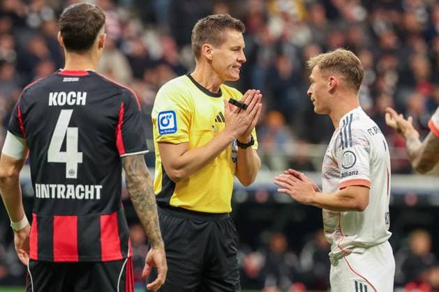Referee Schiedsrichter Daniel Siebert redet auf Joshua Kimmich 6 (FC Bayern Muenchen) ein, der ein Foul fordert, mit Robin Koch 4 (Eintracht Frankfurt), Eintracht Frankfurt vs. FC Bayern Muenchen, DFL, Bundesliga, Saison 2025 2026, Deutsche Bank Park, Hinrunde, 6. Spieltag, 04.10.2025 DFB regulations prohibit any use of photographs as image sequences and or quasi-video Frankfurt Hessen Deutschland